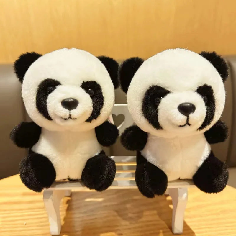 Deux mini peluches panda sur un banc