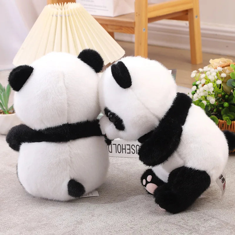 Deux peluches panda mignonne de dos sur moquette