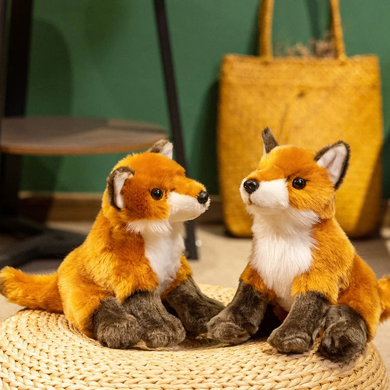 Deux peluches renard sauvage sur panier en osier