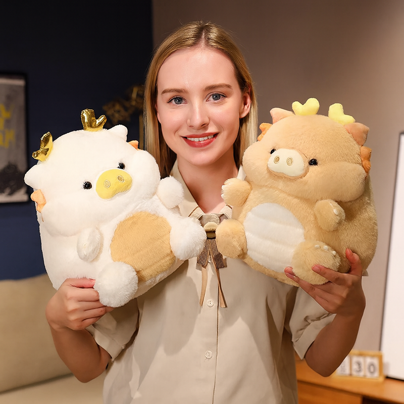 Deux peluches cochons dragon dans les mains d'une fille