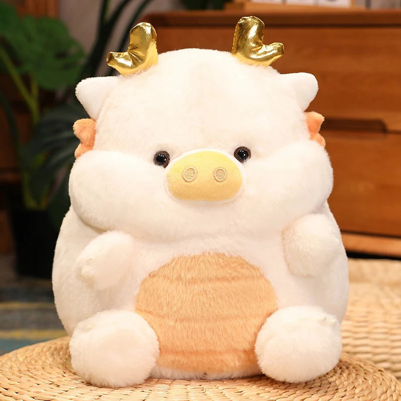Peluche cochon dragon blanc sur un panier en osier