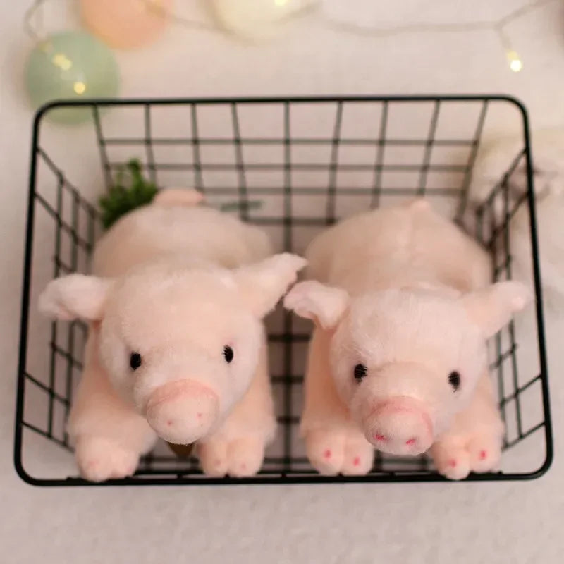 Deux peluches cochons mignons dans un panier