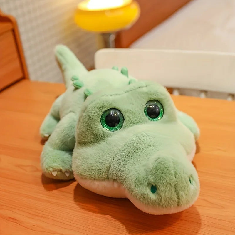 Peluche crocodile kawaii sur une table de cuisine avec un zoom sur la tête