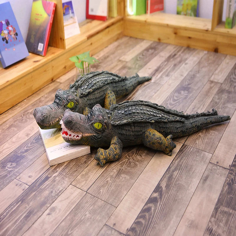 Deux peluches crocodile préhistorique sur un parquet côte à côte