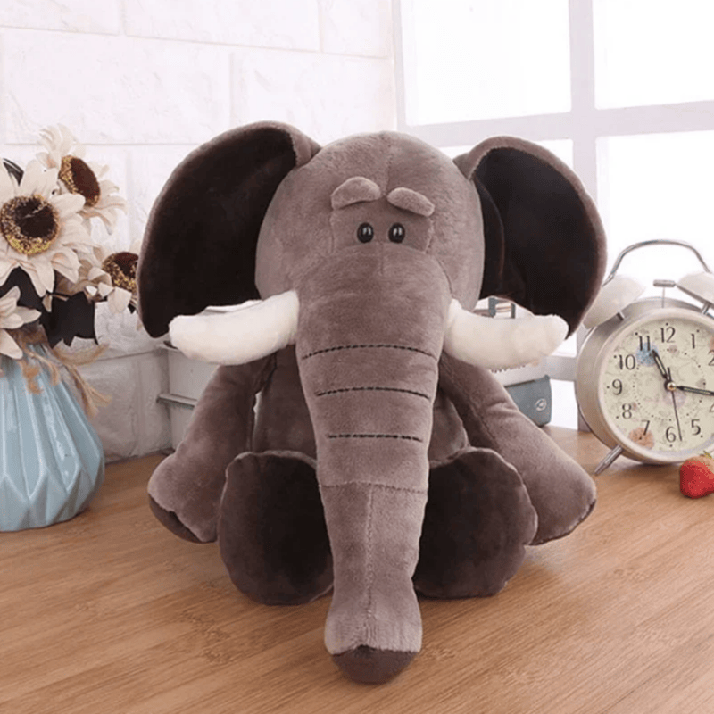 Peluche éléphant kawaii sur un parquet d'enfant