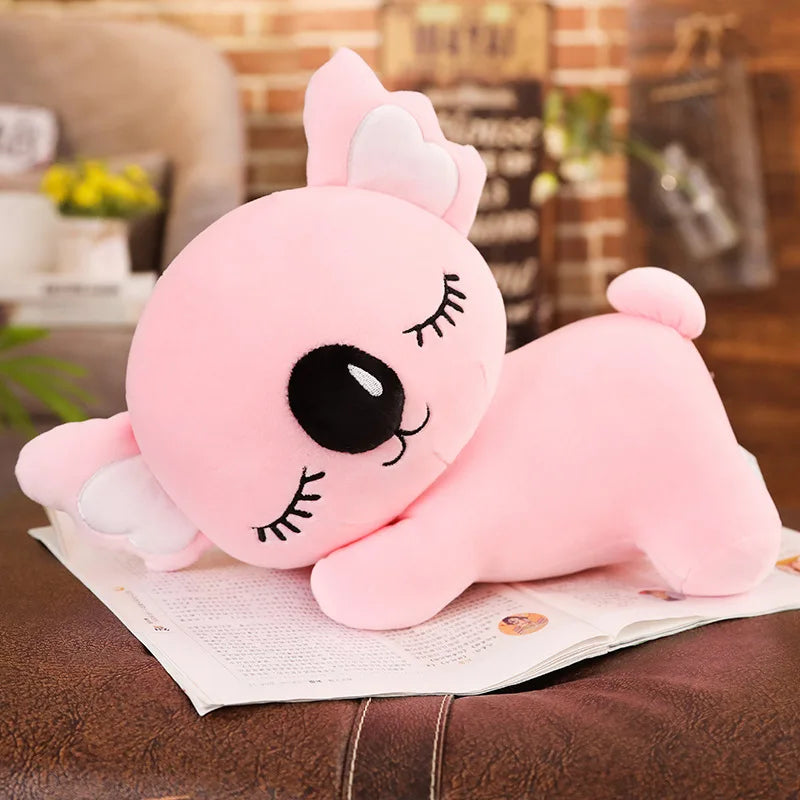 Peluche koala rose endormi sur un livre