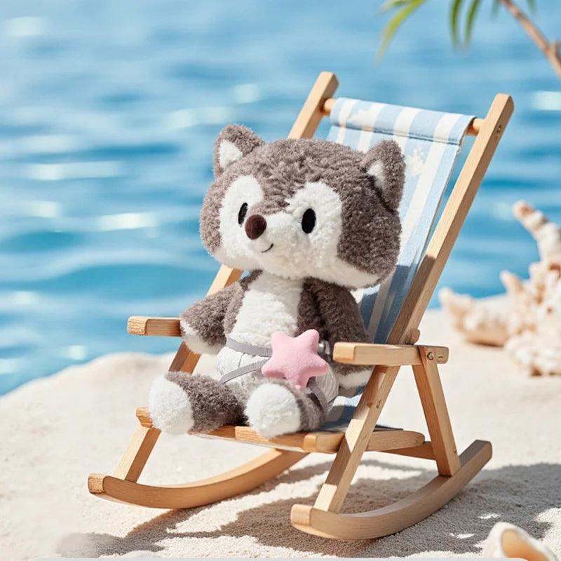 Peluche loup de conte de fées sur transat sur plage