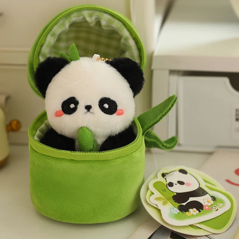 Peluche panda dans son bambou sur une table