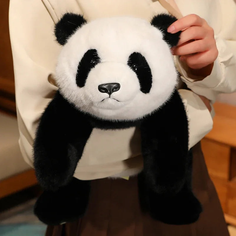 Peluche panda kawaii dans les bras d'une fille