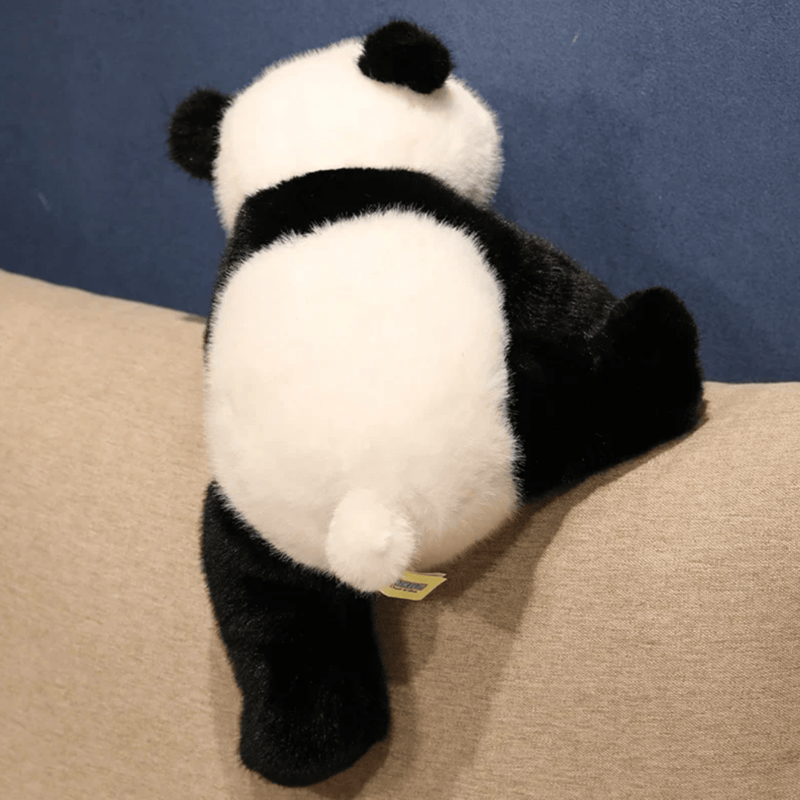 Peluche panda kawaii de dos sur un canape