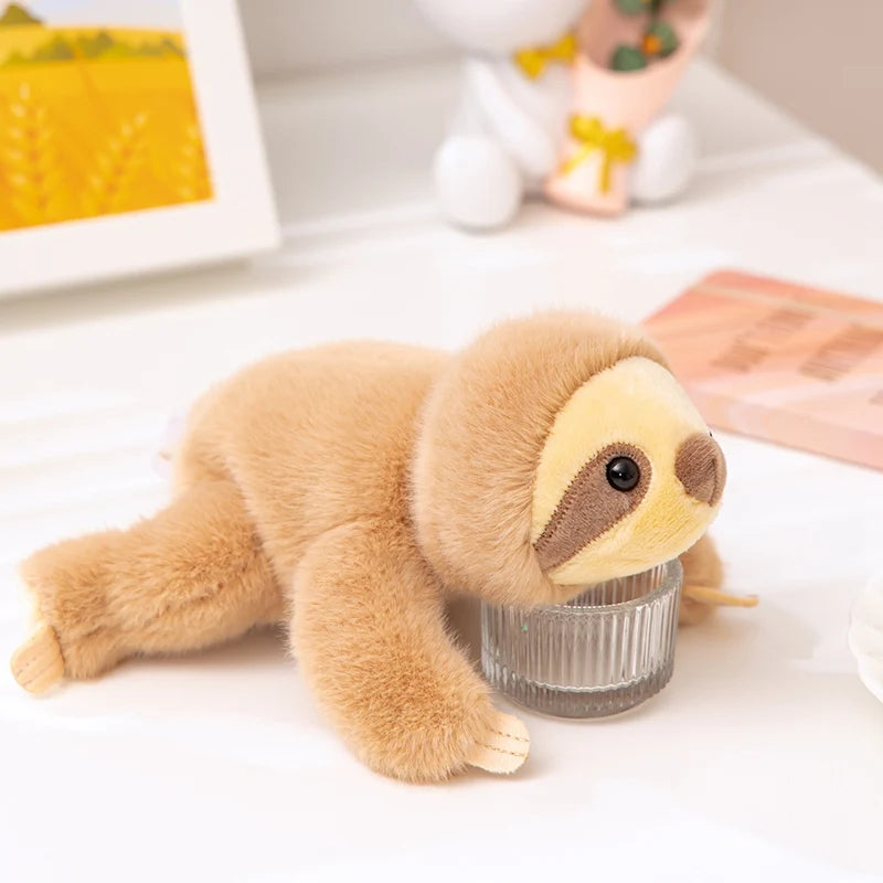 Peluche paresseux kawaii sur un bureau