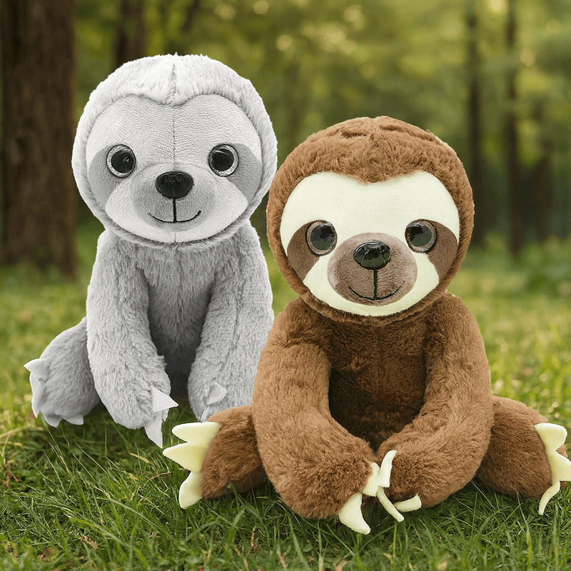Deux peluches paresseux sur gazon