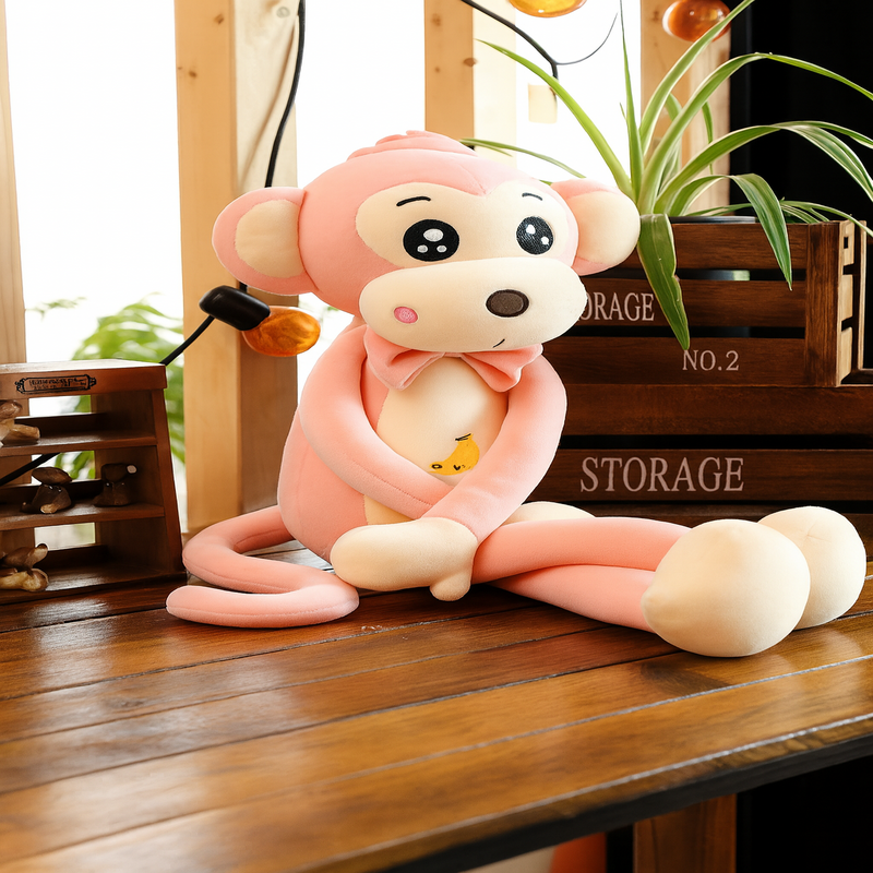 Peluche singe rose cartoon sur un parquet