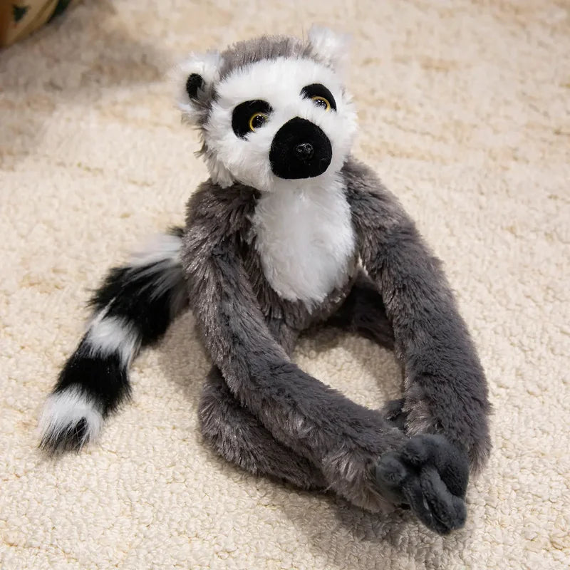 Peluche lémurien sur un tapis