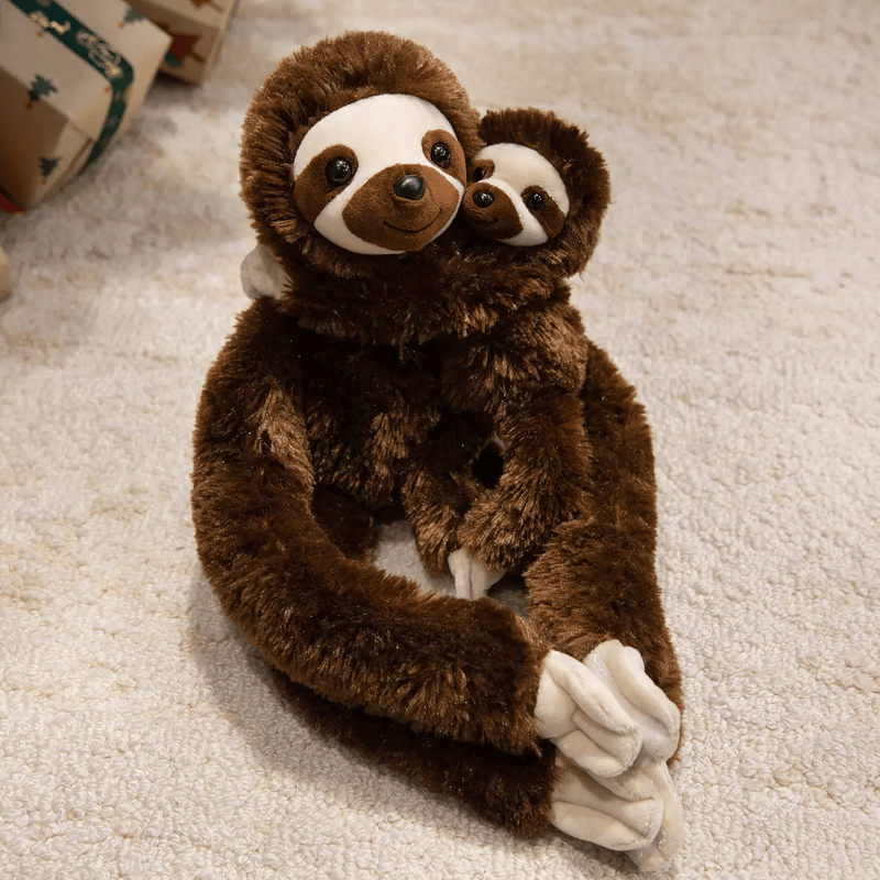 Peluche paresseux mère et fils sur un tapis