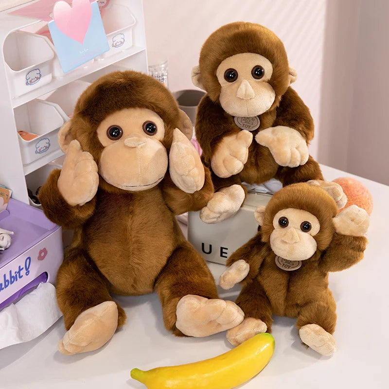 Trois peluches singes mignonnes dans une cuisine d'enfant