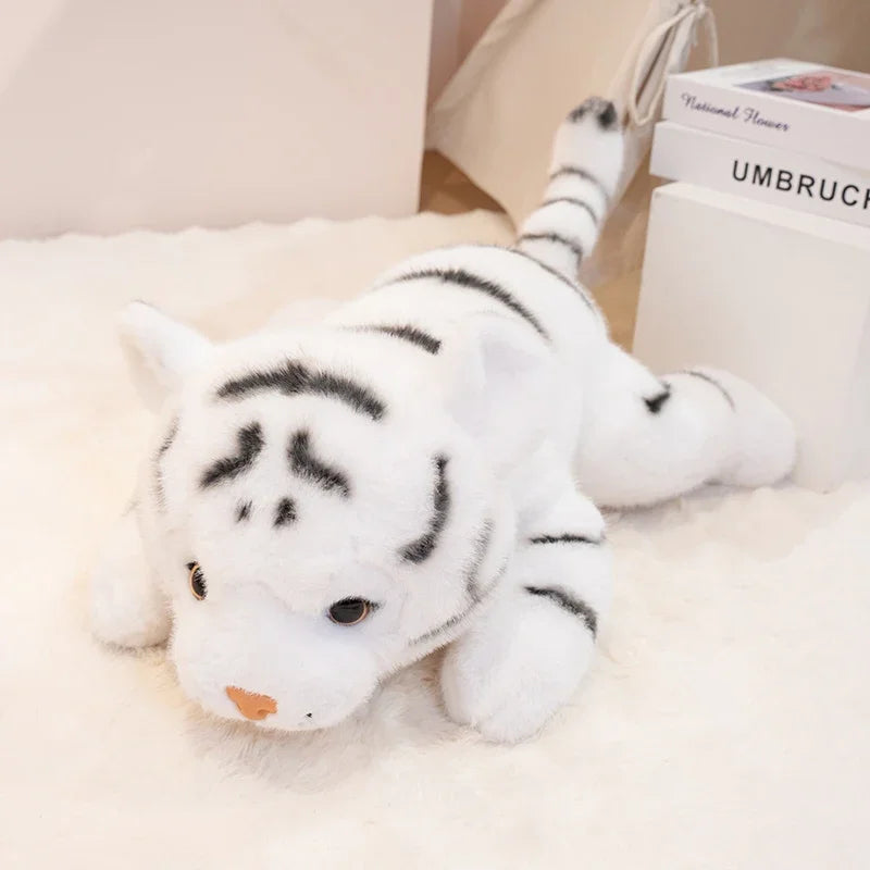 Peluche tigre blanc mignon sur un tapis