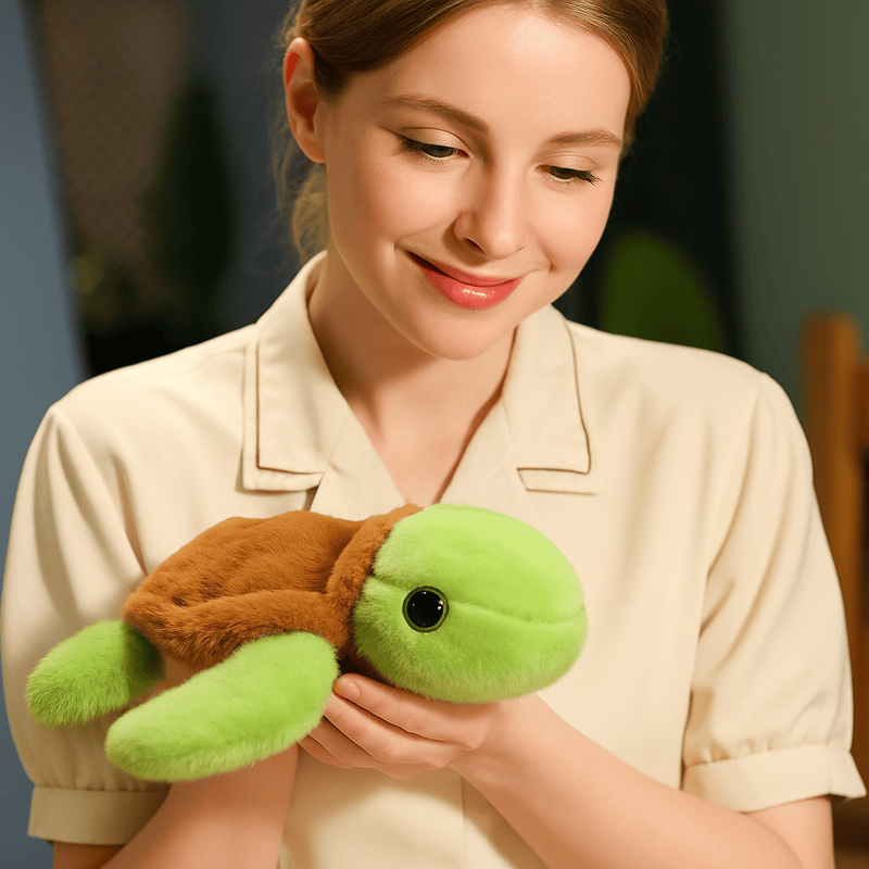 Peluche tortue douce dans les mains d'une fille