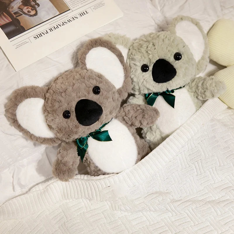 Deux peluches koalas sous la couette
