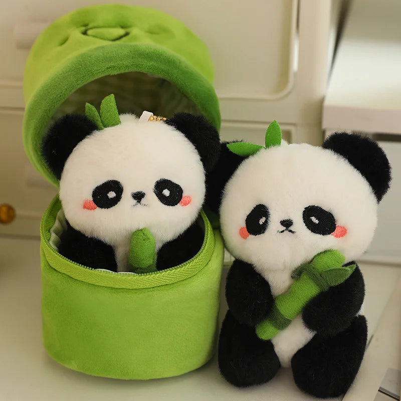 Deux peluches panda dans son bambou et un autre panda sur un bureau