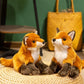 Deux peluches renard sauvage sur panier en osier