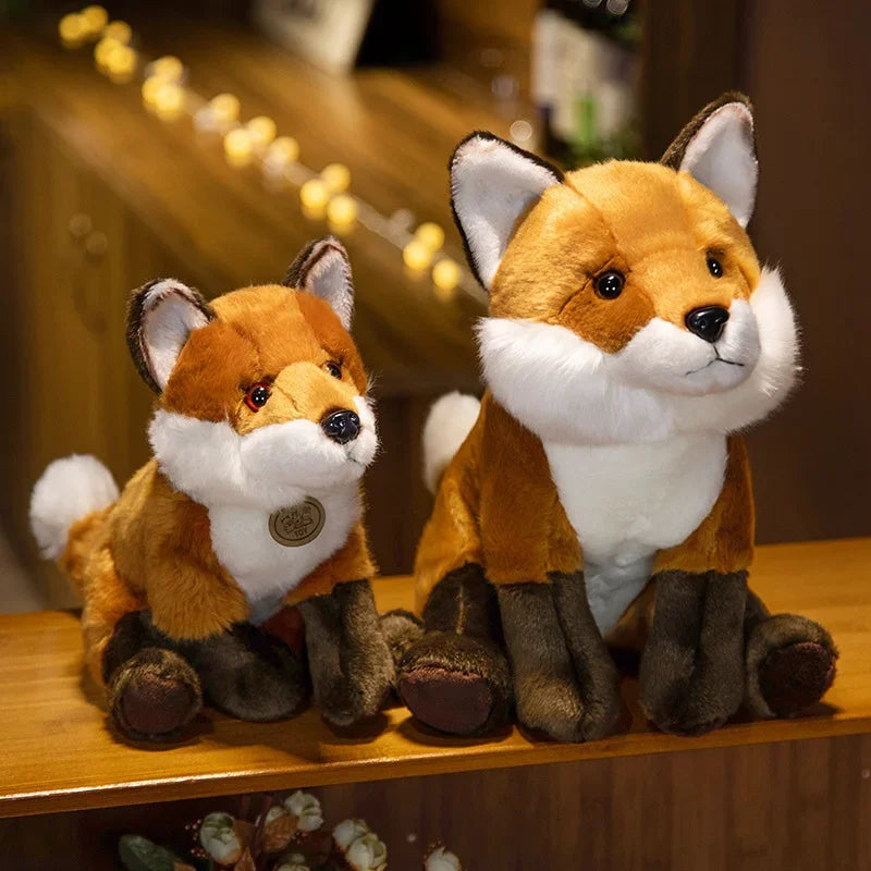 Deux peluches renards domestique sur un meuble