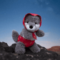 La peluche loup du petit chaperon rouge sur une terre volcanique