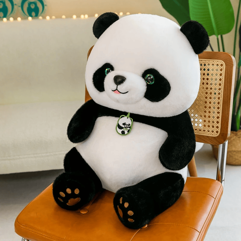La peluche panda mignonne sur une chaise