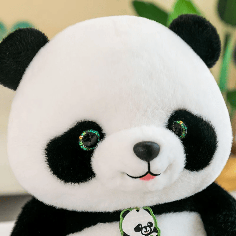 La peluche panda mignonne zoom sur sa tete