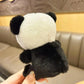 Mini peluche panda de dos tenue par la main d'une fille