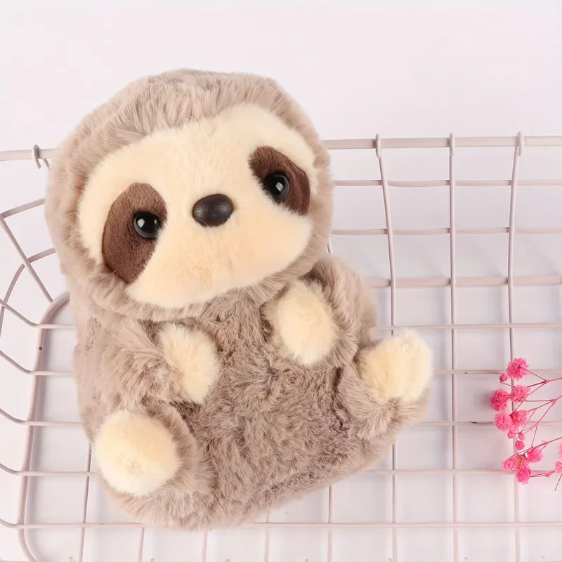 Mini peluche paresseux dans un panier