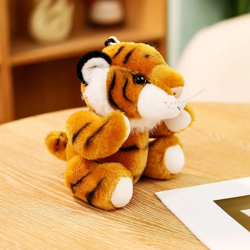 Mini peluche tigre orange sur une table
