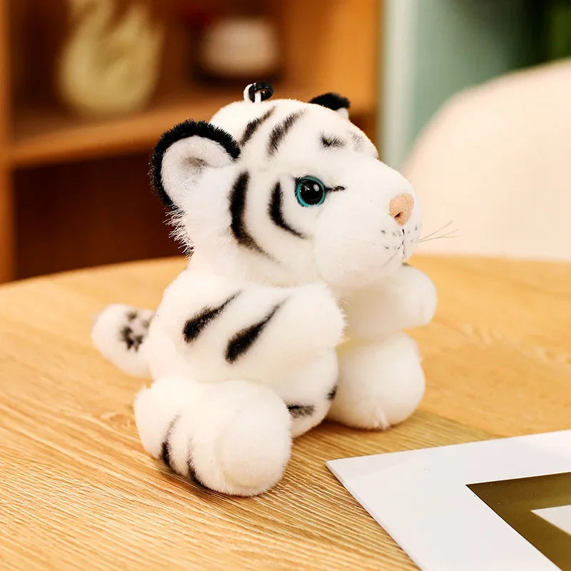 Mini peluche tigre blanc sur une table