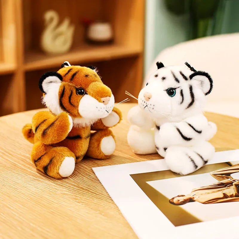 Deux mini peluches tigres sur une table