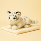 Peluche bébé tigre blanc sur une couverture