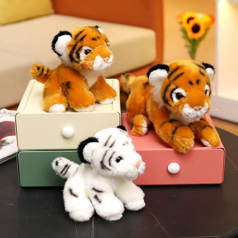 Trois peluches bébés tigres sur des boîtes à bijoux