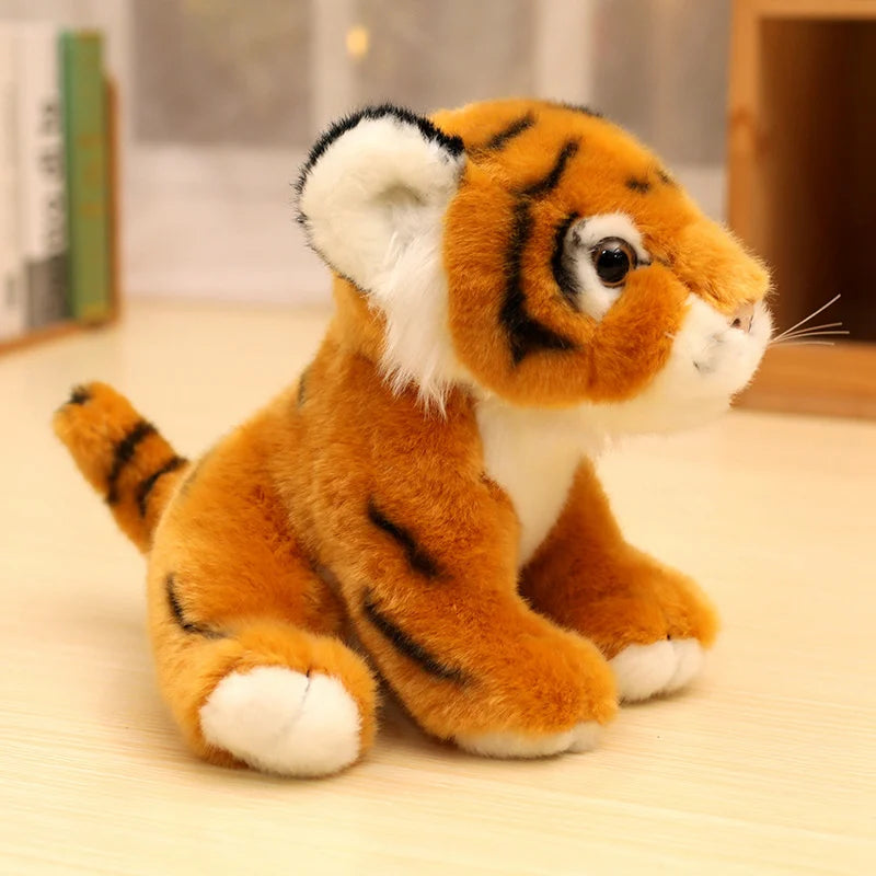 Peluche bébé tigre orange assis sur une table