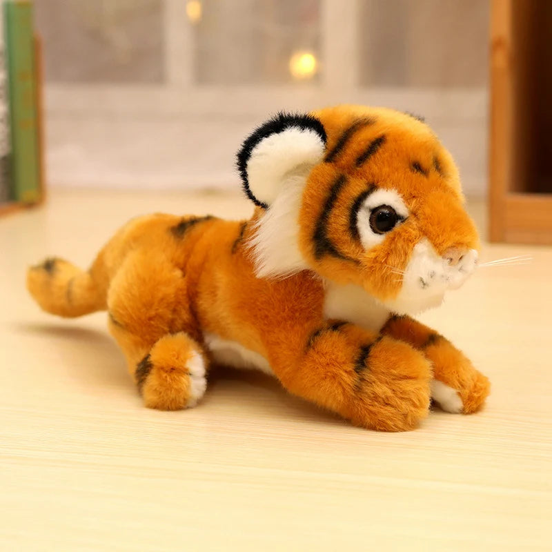 Peluche bébé tigre orange couché sur une table