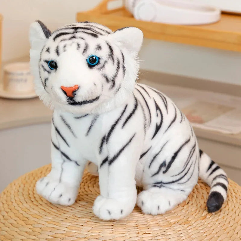 Peluche bébé tigre blanc douce sur un panier en osier