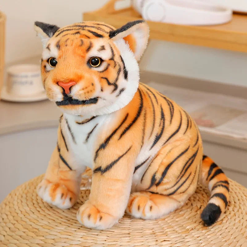 Peluche bébé tigre orange douce sur un panier en osier