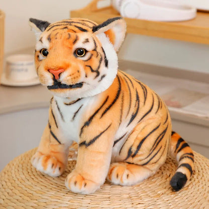 Peluche bébé tigre orange douce sur un panier en osier