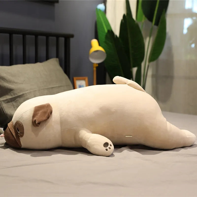 Peluche chien carlin XXL de profil sur le lit 