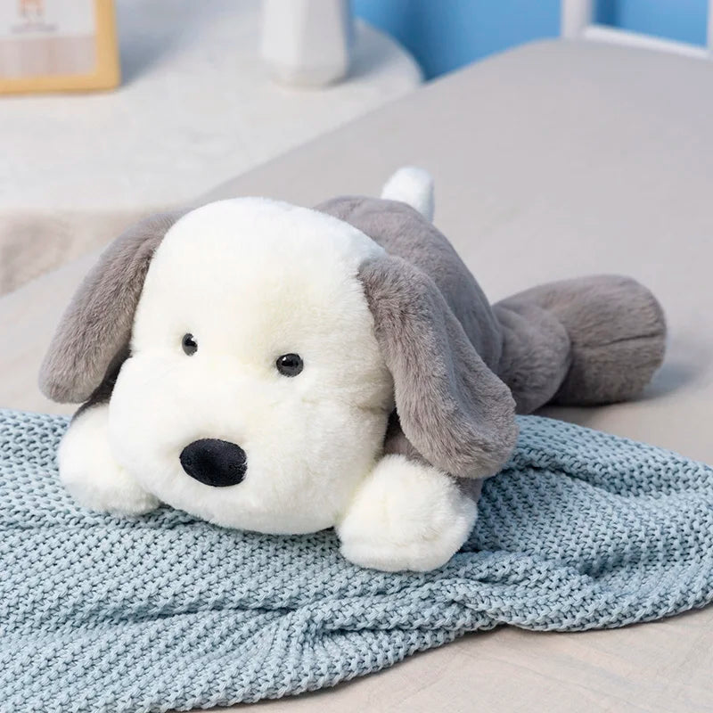 Peluche chien gris mignon sur un drap