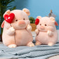 Deux peluches cochons amoureux sur une couverture sur un lit 