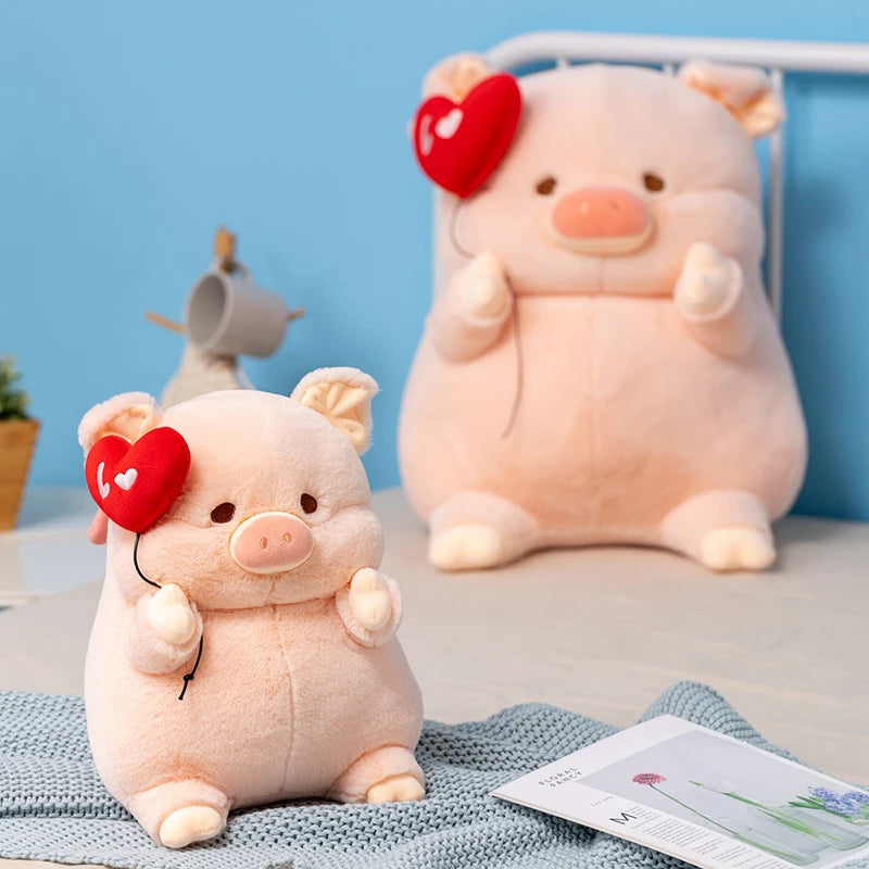 Deux peluches cochons amoureux dans un lit 
