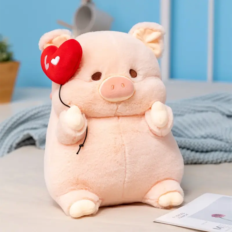 Peluche cochon amoureux sur un lit 
