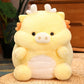 Peluche cochon dragon jaune sur un panier en osier