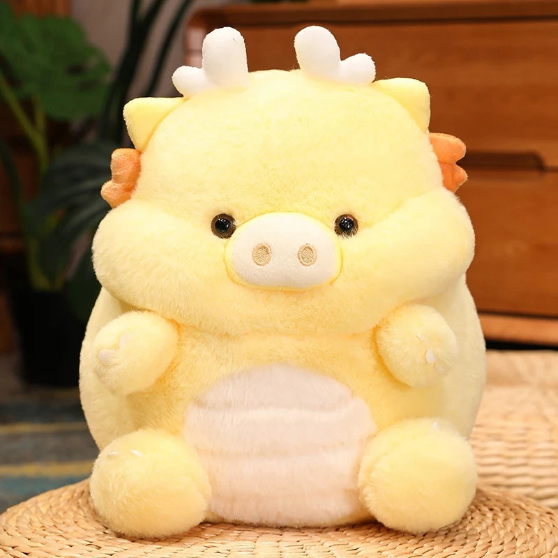 Peluche cochon dragon jaune sur un panier en osier