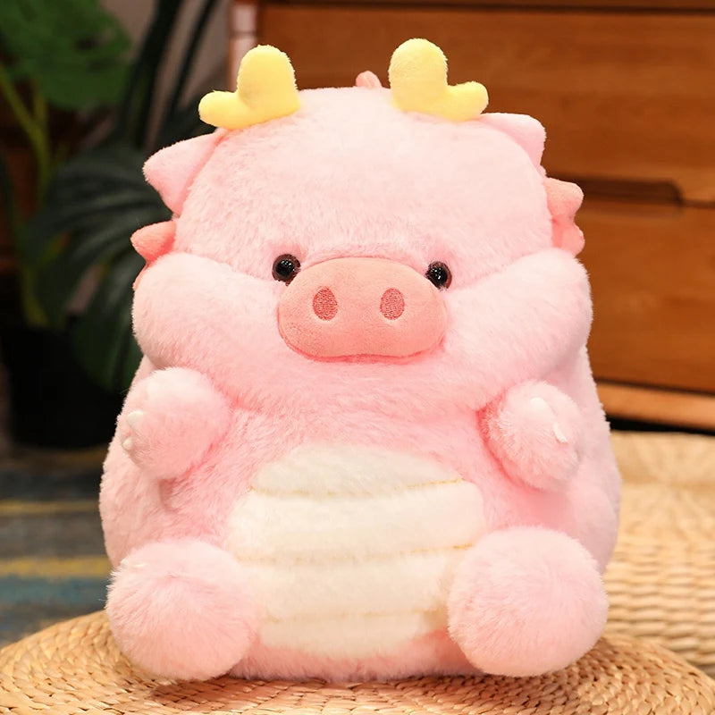 Peluche cochon dragon rose sur un panier en osier