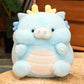Peluche cochon dragon bleu sur un panier en osier